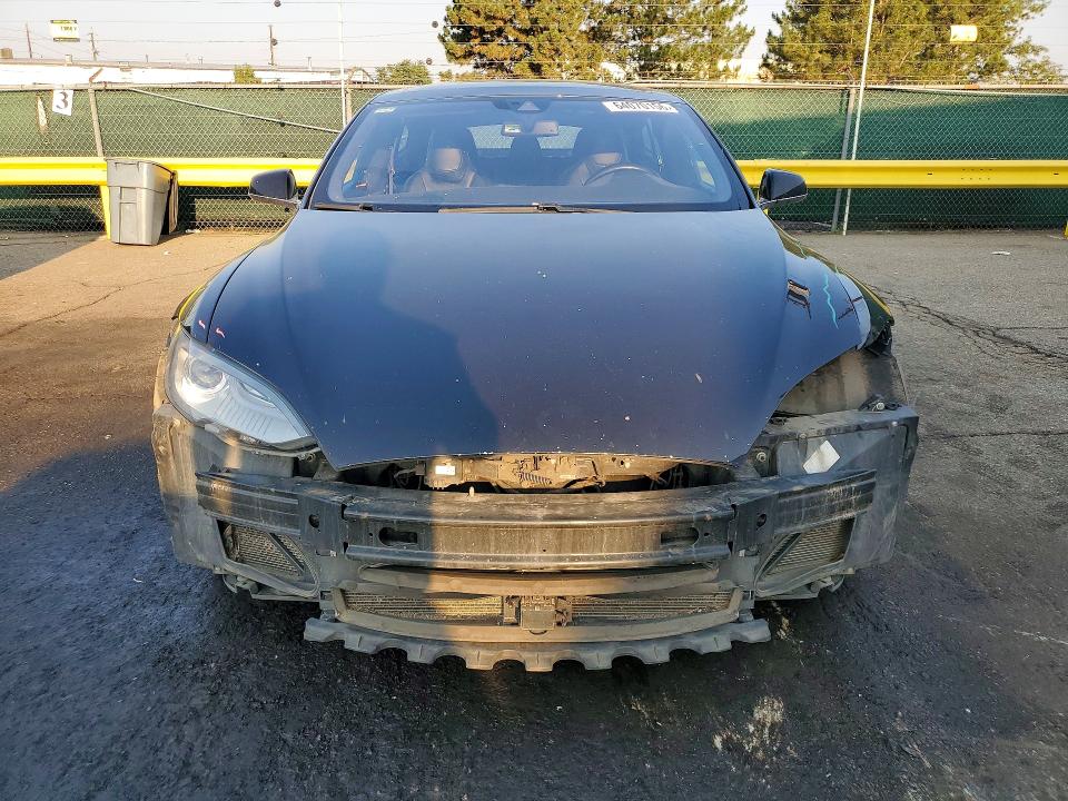 2015 Tesla Model S მანქანა იყიდება აუქციონზე, vin: 5YJSA1E25FF108842, აუქციონის ნომერი: 64070156