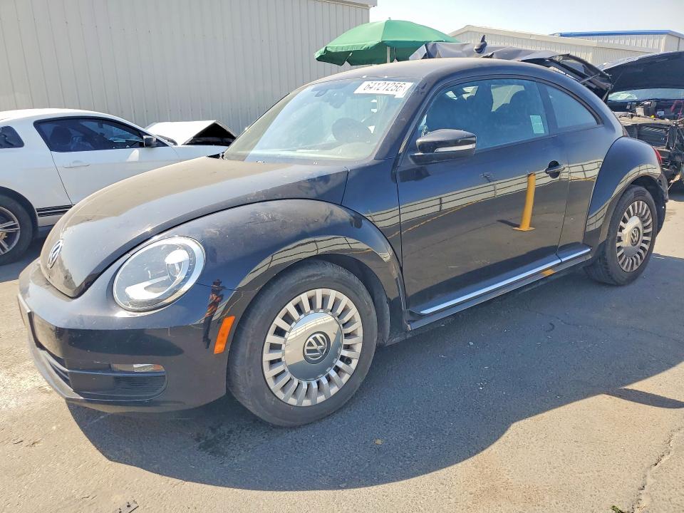 64121256 :رقم المزاد ، 3VWJ17AT1GM626261 vin ، 2016 Volkswagen Beetle مزاد بيع