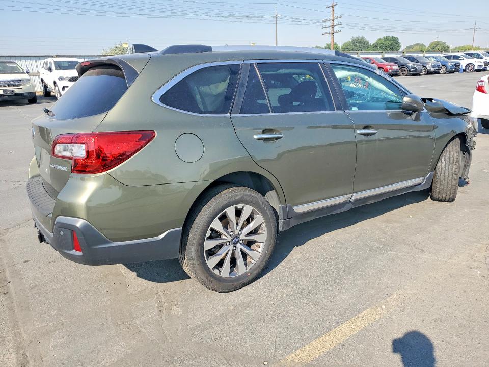 62805666 :رقم المزاد ، 4S4BSATC2J3259440 vin ، 2018 Subaru Outback مزاد بيع