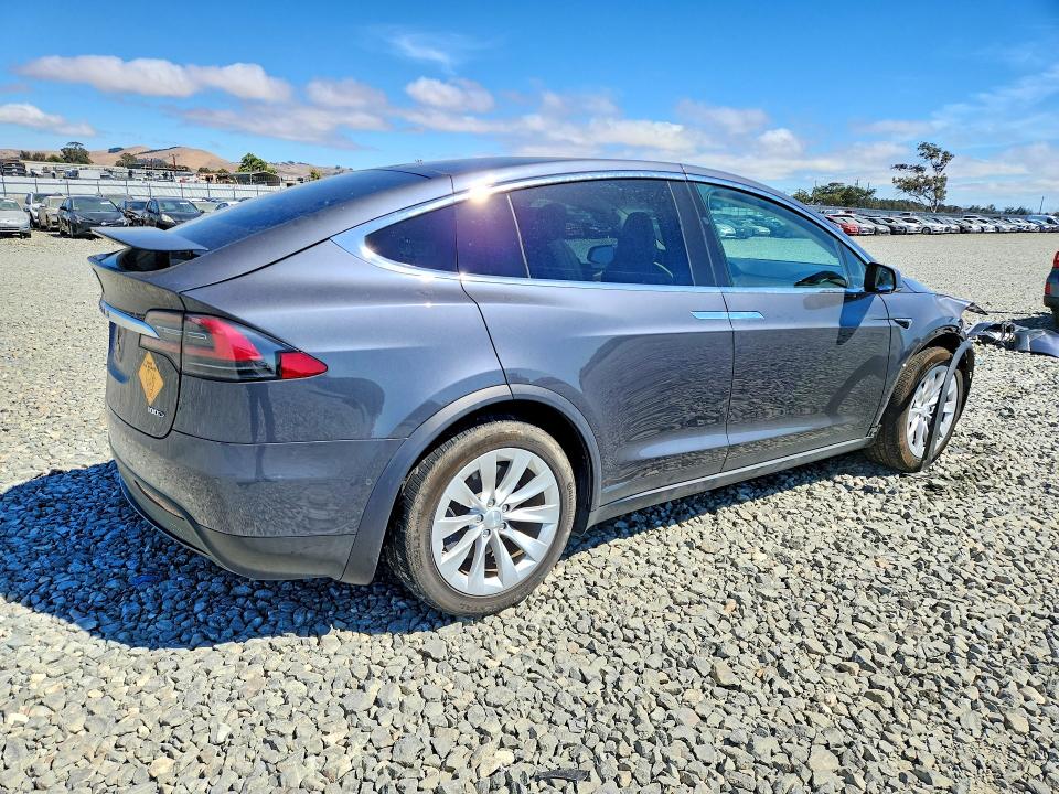 64964156 :رقم المزاد ، 5YJXCBE27JF110302 vin ، 2018 Tesla Model X مزاد بيع
