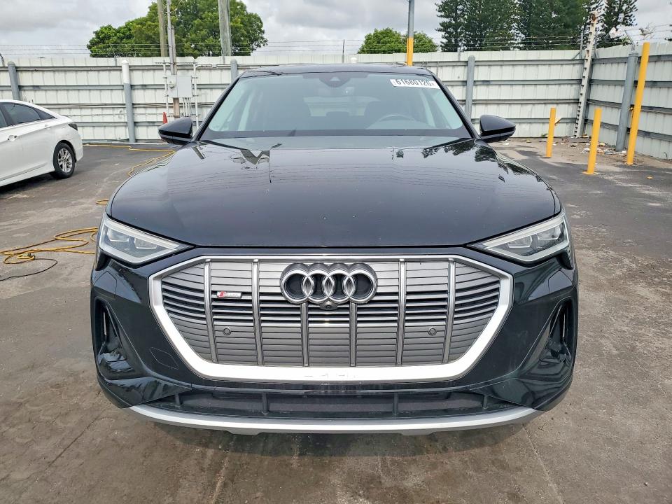 61680126 :رقم المزاد ، WA12AAGE7NB032706 vin ، 2022 Audi E-tron مزاد بيع