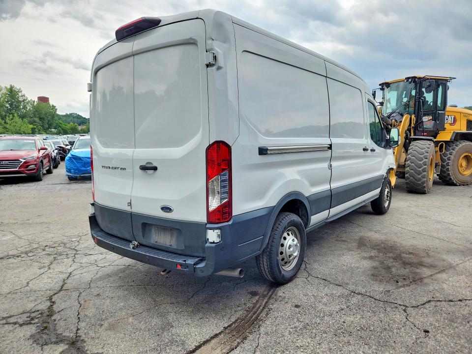 60585746 :رقم المزاد ، 1FTBR1C82NKA00681 vin ، 2022 Ford Transit مزاد بيع