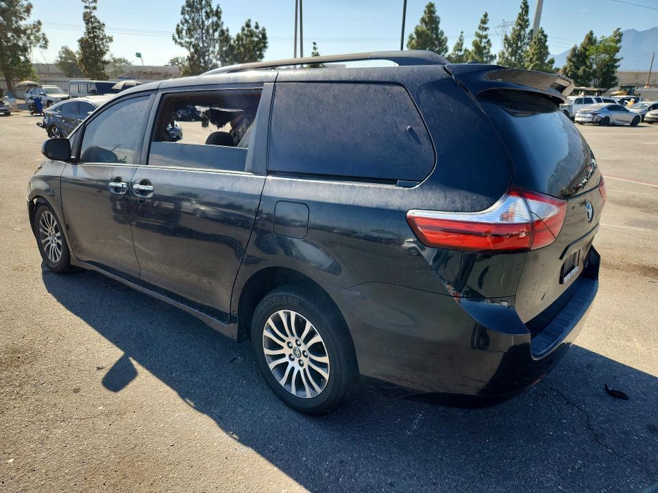 66824246 :رقم المزاد ، 5TDYZ3DC8JS930144 vin ، 2018 Toyota Sienna مزاد بيع