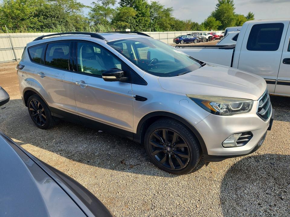 2017 Ford Escape მანქანა იყიდება აუქციონზე, vin: 1FMCU0JD5HUB14871, აუქციონის ნომერი: 64773546