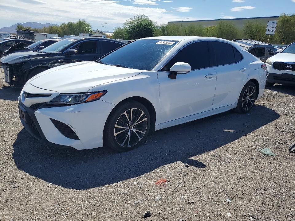 64343516 :رقم المزاد ، 4T1B11HK3JU094611 vin ، 2018 Toyota Camry مزاد بيع