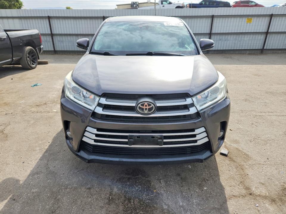 67106036 :رقم المزاد ، 5TDBZRFH0JS826815 vin ، 2018 Toyota Highlander مزاد بيع