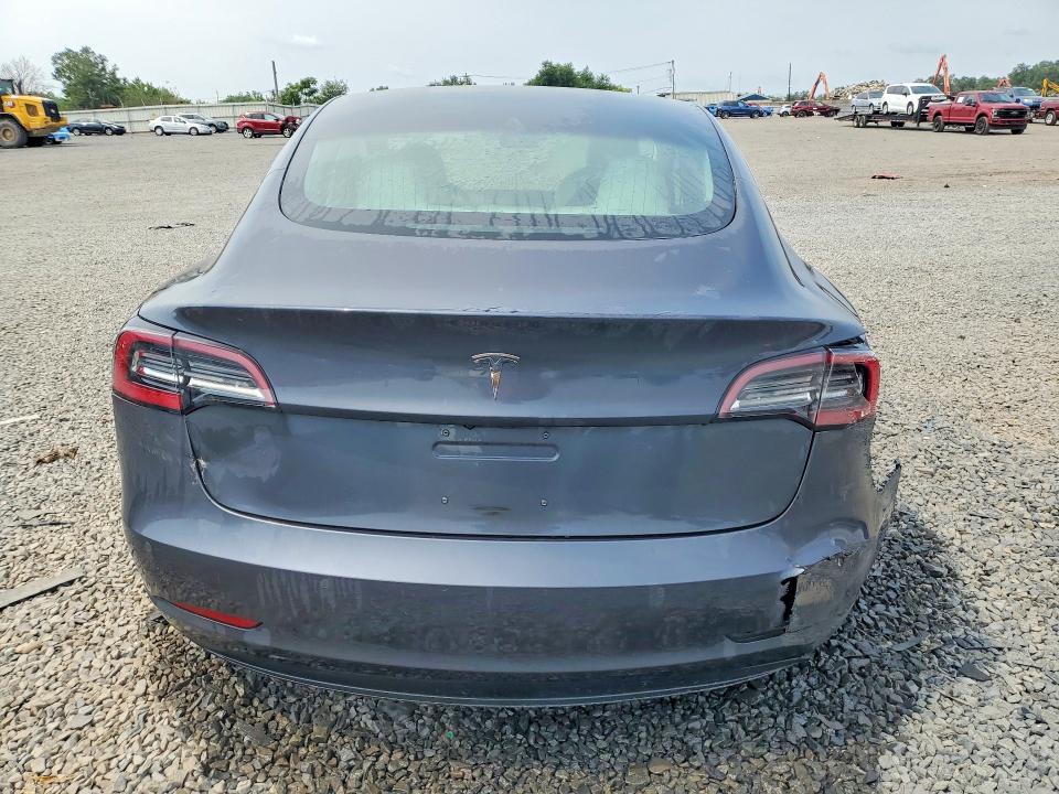 64425516 :رقم المزاد ، 5YJ3E1EAXJF155583 vin ، 2018 Tesla Model 3 مزاد بيع