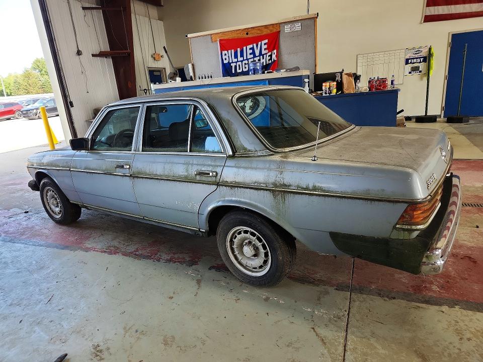 64431926 :رقم المزاد ، WDBAB33A3DB027576 vin ، 1983 Mercedes-benz 300 مزاد بيع