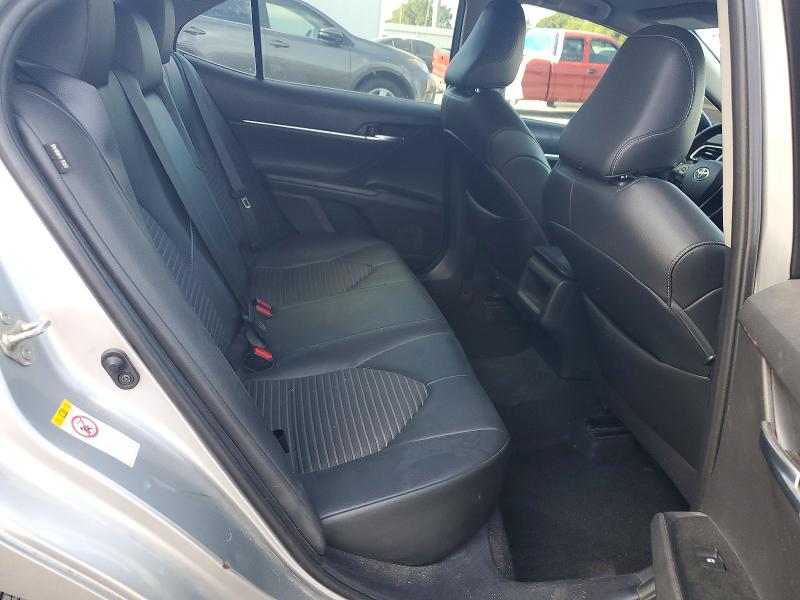 64784866 :رقم المزاد ، 4T1B11HK6JU044463 vin ، 2018 Toyota Camry مزاد بيع