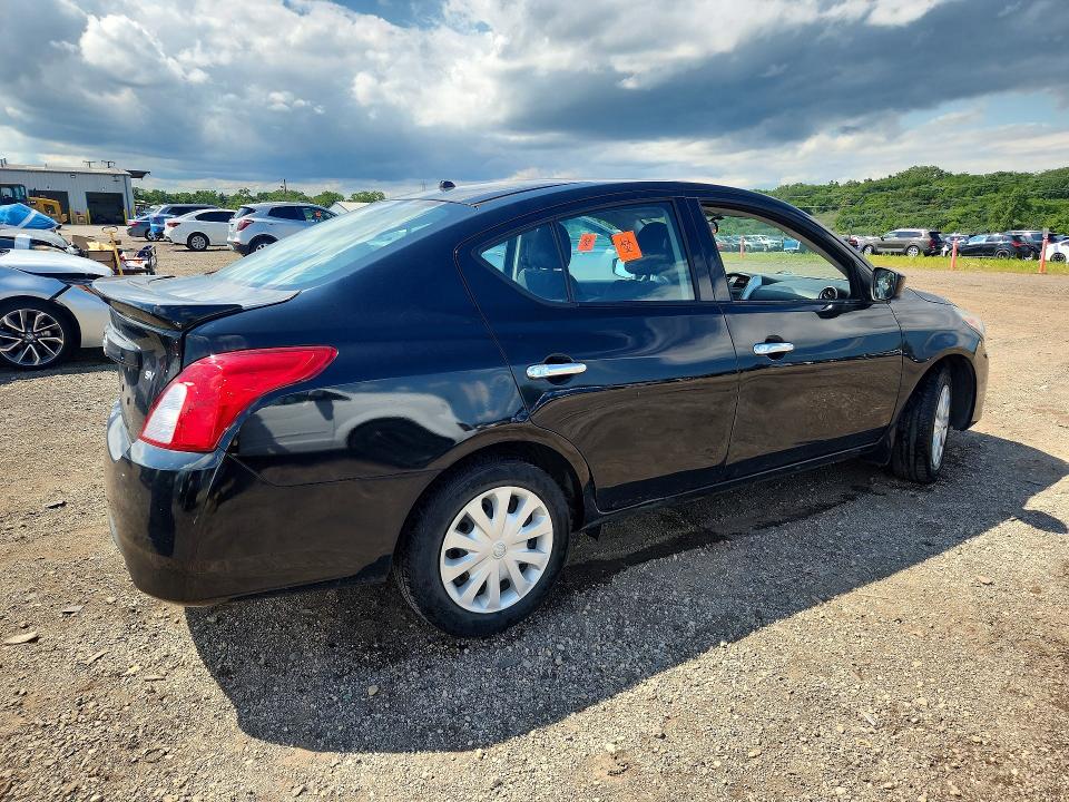 64773526 :رقم المزاد ، 3N1CN7AP1JL884301 vin ، 2018 Nissan Versa مزاد بيع