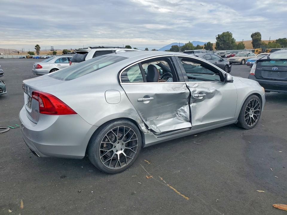 67124606 :رقم المزاد ، YV149MFM0F2336327 vin ، 2015 Volvo S60 مزاد بيع