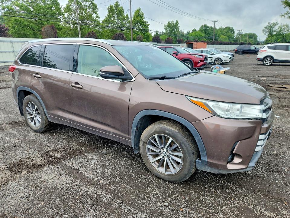 Продажа на аукционе авто 2018 Toyota Highlander, vin: 5TDJZRFH1JS902201, номер лота: 65153336