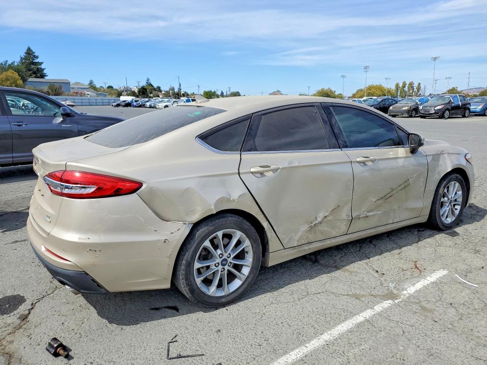 68258696 :رقم المزاد ، 3FA6P0HDXKR152020 vin ، 2019 Ford Fusion مزاد بيع