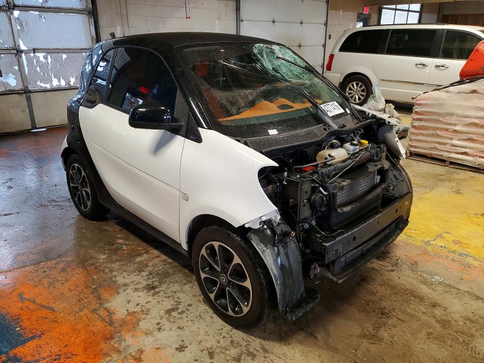 64377416 :رقم المزاد ، WMEFJ5DA2GK045951 vin ، 2016 Smart Fortwo مزاد بيع