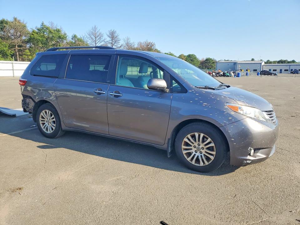 66096306 :رقم المزاد ، 5TDYZ3DC3HS875161 vin ، 2017 Toyota Sienna مزاد بيع