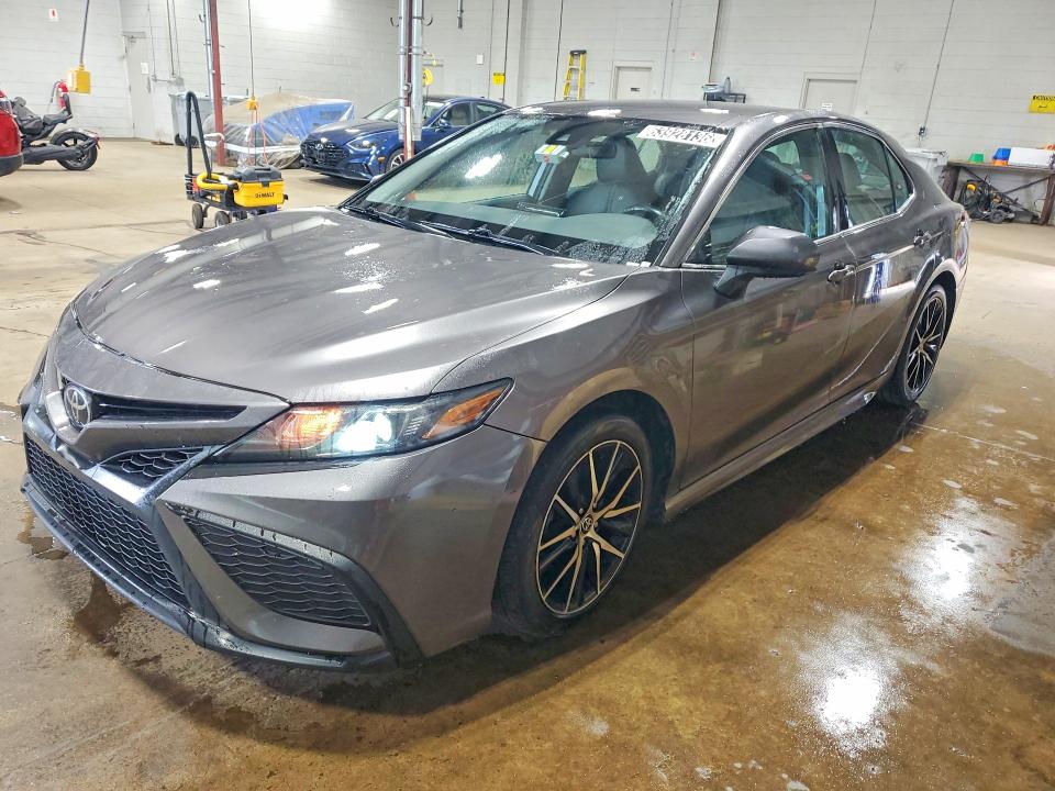 2021 Toyota Camry მანქანა იყიდება აუქციონზე, vin: 4T1G11AK5MU413723, აუქციონის ნომერი: 63928136