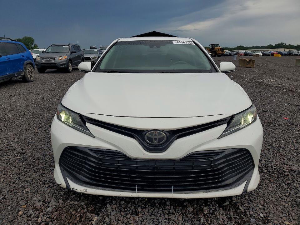 65563186 :رقم المزاد ، 4T1B11HK9JU541054 vin ، 2018 Toyota Camry مزاد بيع