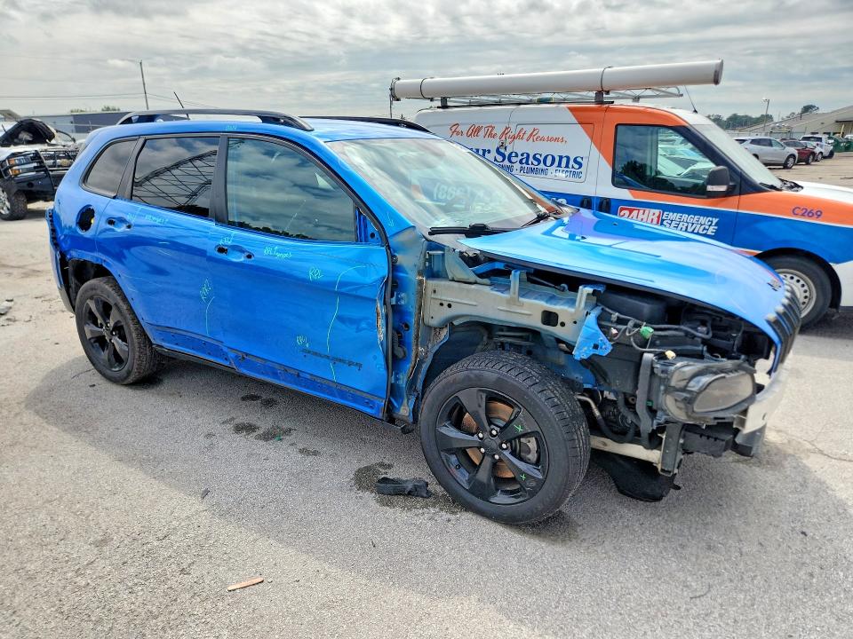 64559786 :رقم المزاد ، 1C4PJLCB0JD590267 vin ، 2018 Jeep Cherokee مزاد بيع