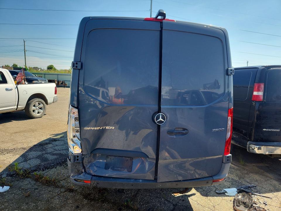 62818576 :رقم المزاد ، W1W4DBHY5MT047593 vin ، 2021 Mercedes-benz Sprinter مزاد بيع