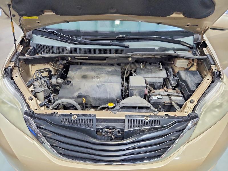65689306 :رقم المزاد ، 5TDKK3DC8DS293383 vin ، 2013 Toyota Sienna مزاد بيع