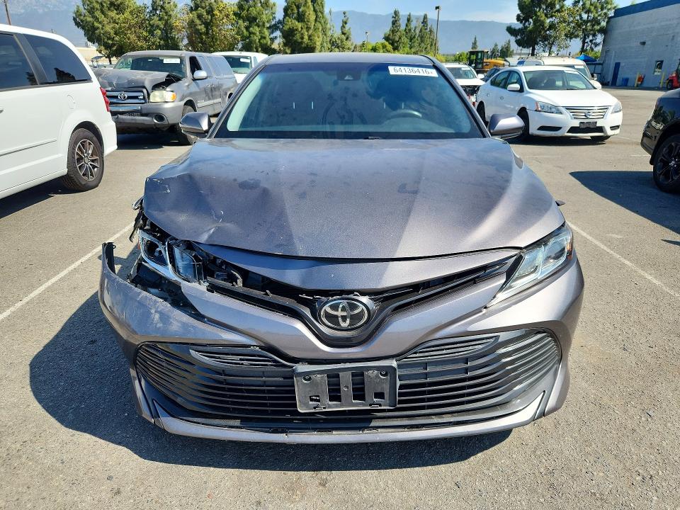 64136416 :رقم المزاد ، 4T1B11HK0JU530380 vin ، 2018 Toyota Camry L/le/xle/se مزاد بيع
