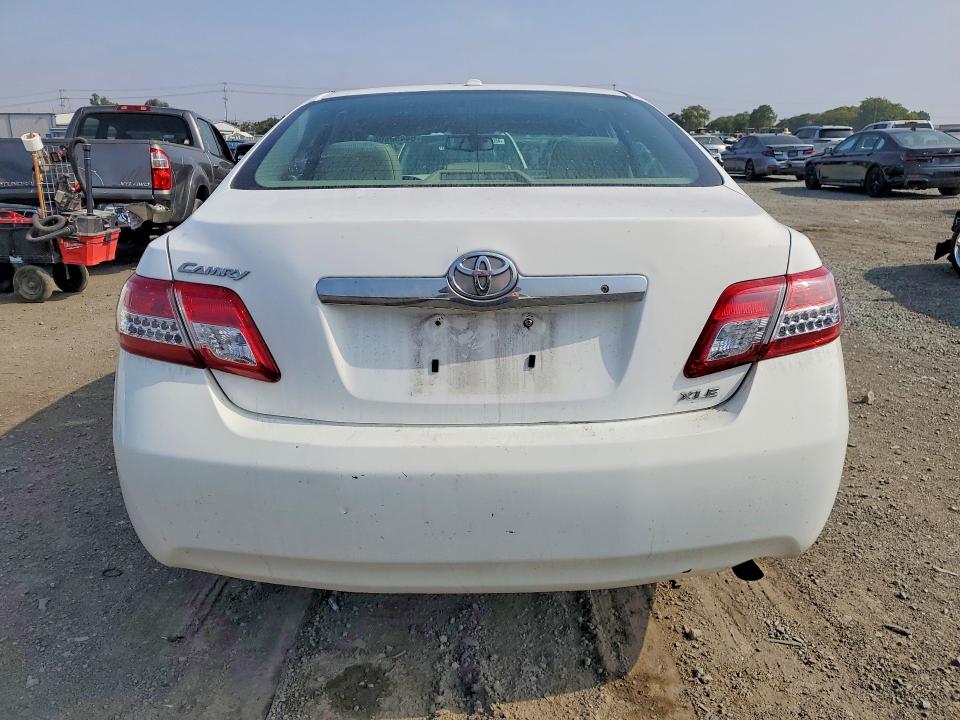 64450696 :رقم المزاد ، 4T1BF3EK1BU756947 vin ، 2011 Toyota Camry مزاد بيع