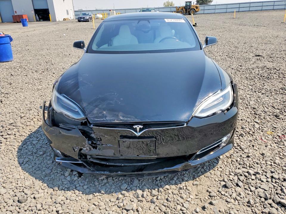 65239066 :رقم المزاد ، 5YJSA1E43JF295444 vin ، 2018 Tesla Model S مزاد بيع
