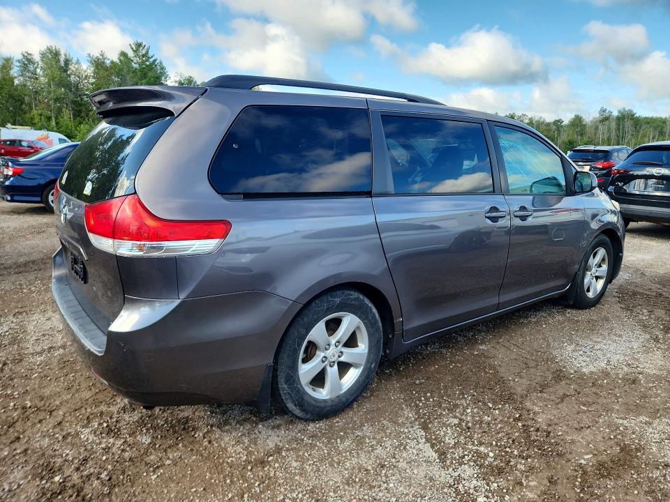 2011 Toyota Sienna მანქანა იყიდება აუქციონზე, vin: 5TDKK3DC0BS007099, აუქციონის ნომერი: 66425076