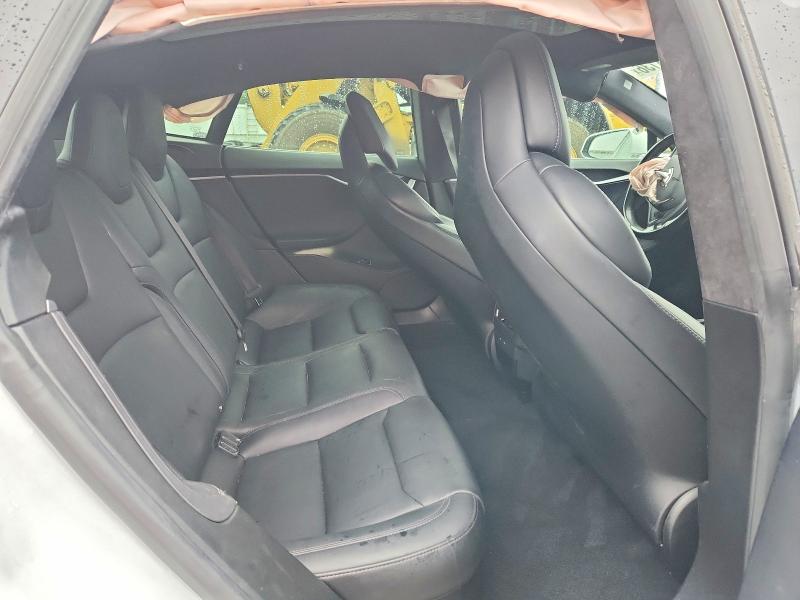64373136 :رقم المزاد ، 5YJSA1E22JF258299 vin ، 2018 Tesla Model S مزاد بيع
