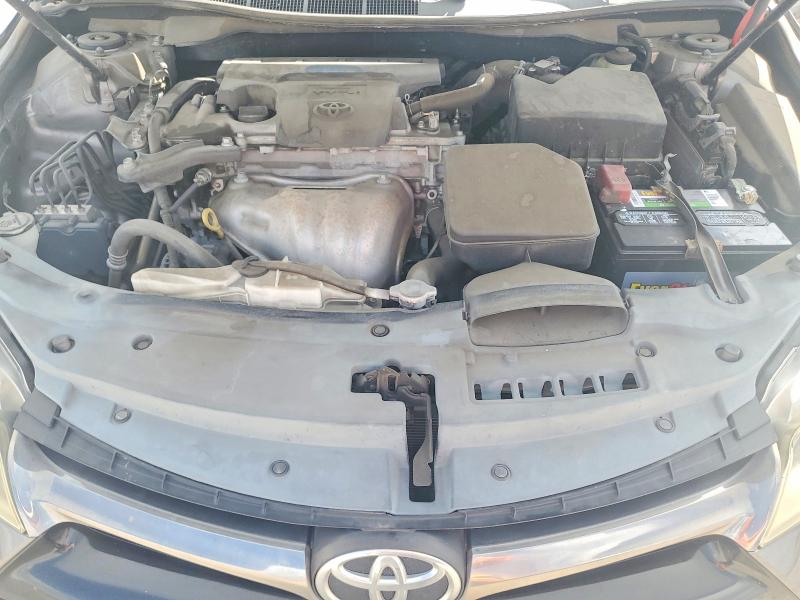 64132136 :رقم المزاد ، 4T1BF1FKXFU903923 vin ، 2015 Toyota Camry مزاد بيع