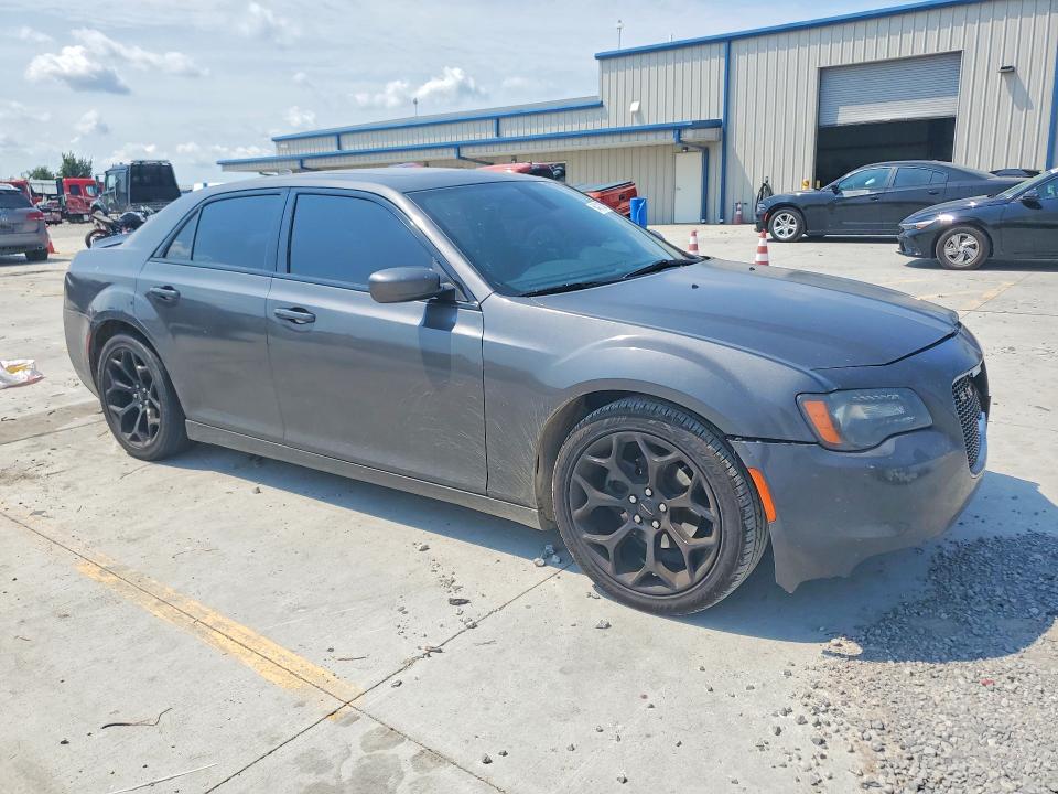 64213576 :رقم المزاد ، 2C3CCABGXJH228898 vin ، 2018 Chrysler 300 مزاد بيع