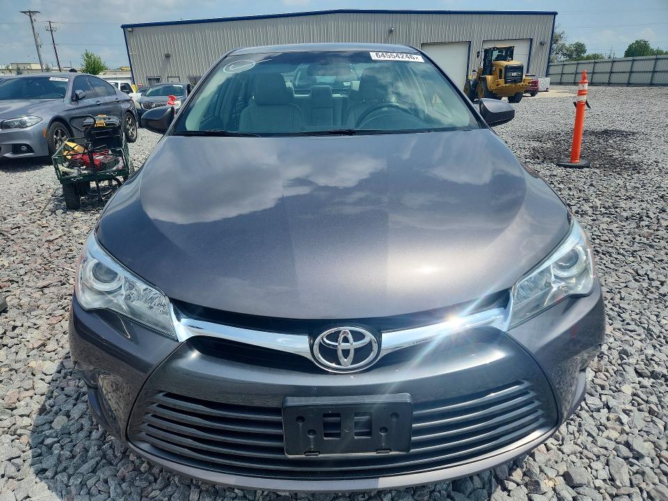 64554246 :رقم المزاد ، 4T4BF1FK4FR467155 vin ، 2015 Toyota Camry مزاد بيع