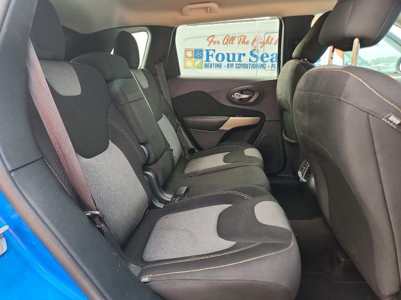 64559786 :رقم المزاد ، 1C4PJLCB0JD590267 vin ، 2018 Jeep Cherokee مزاد بيع