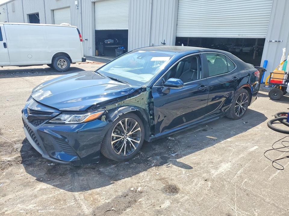 2018 Toyota Camry მანქანა იყიდება აუქციონზე, vin: 4T1B11HK6JU583990, აუქციონის ნომერი: 64321906