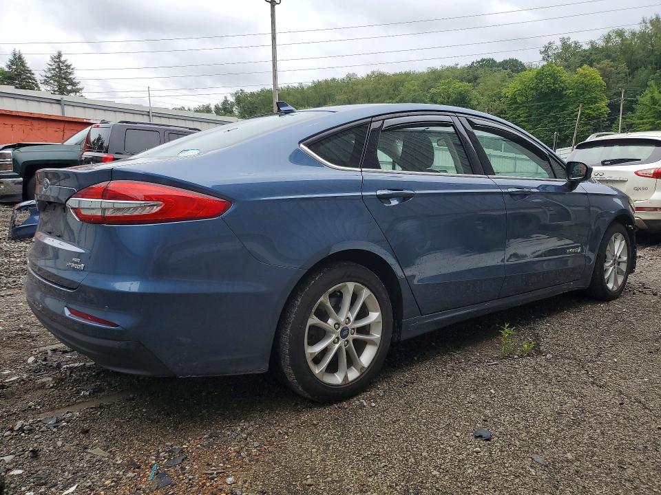 64773716 :رقم المزاد ، 3FA6P0LU7KR195981 vin ، 2019 Ford Fusion مزاد بيع