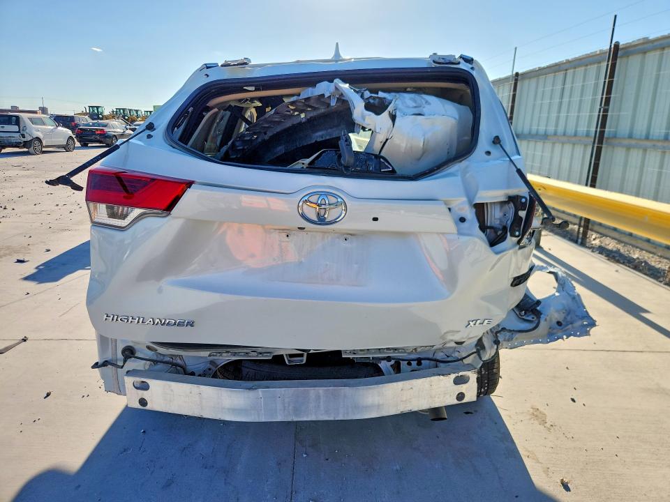 64836616 :رقم المزاد ، 5TDKZRFH4JS546668 vin ، 2018 Toyota Highlander مزاد بيع