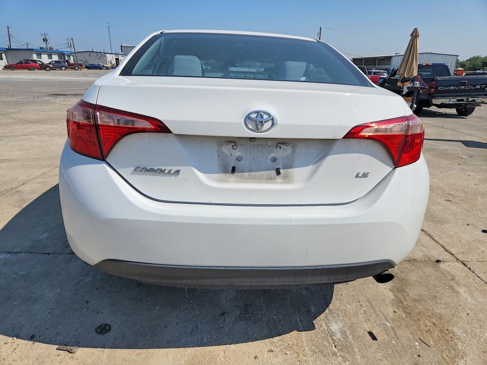 63418846 :رقم المزاد ، 2T1BURHE8JC121321 vin ، 2018 Toyota Corolla مزاد بيع