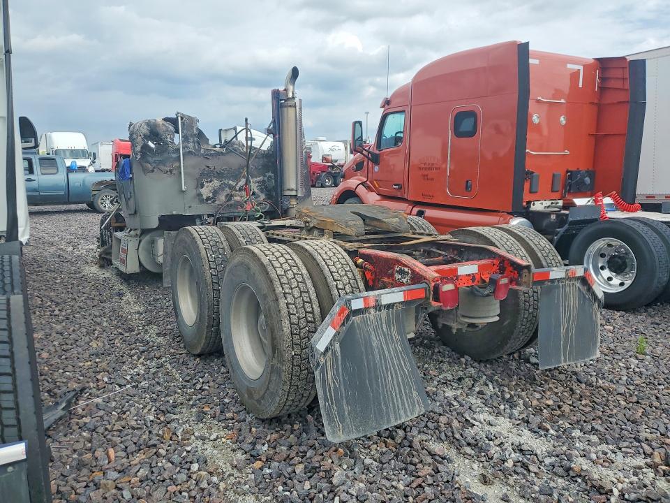 64246976 :رقم المزاد ، 2FUY3MCB6TA813746 vin ، 1996 Freightliner Fld112 مزاد بيع