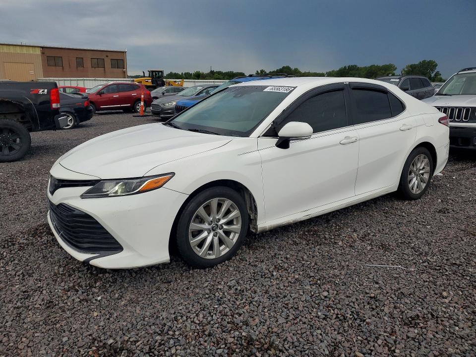 65563186 :رقم المزاد ، 4T1B11HK9JU541054 vin ، 2018 Toyota Camry مزاد بيع