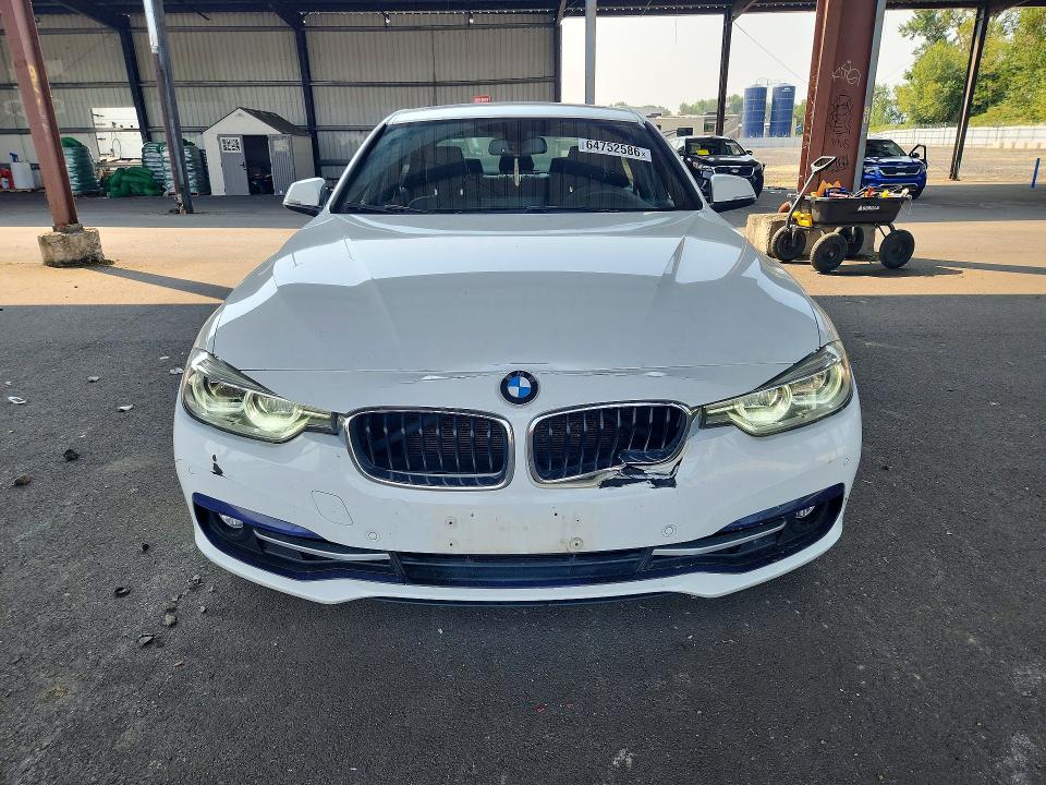 64752586 :رقم المزاد ، WBA8B9G35HNU51924 vin ، 2017 Bmw 3 Series 330i مزاد بيع