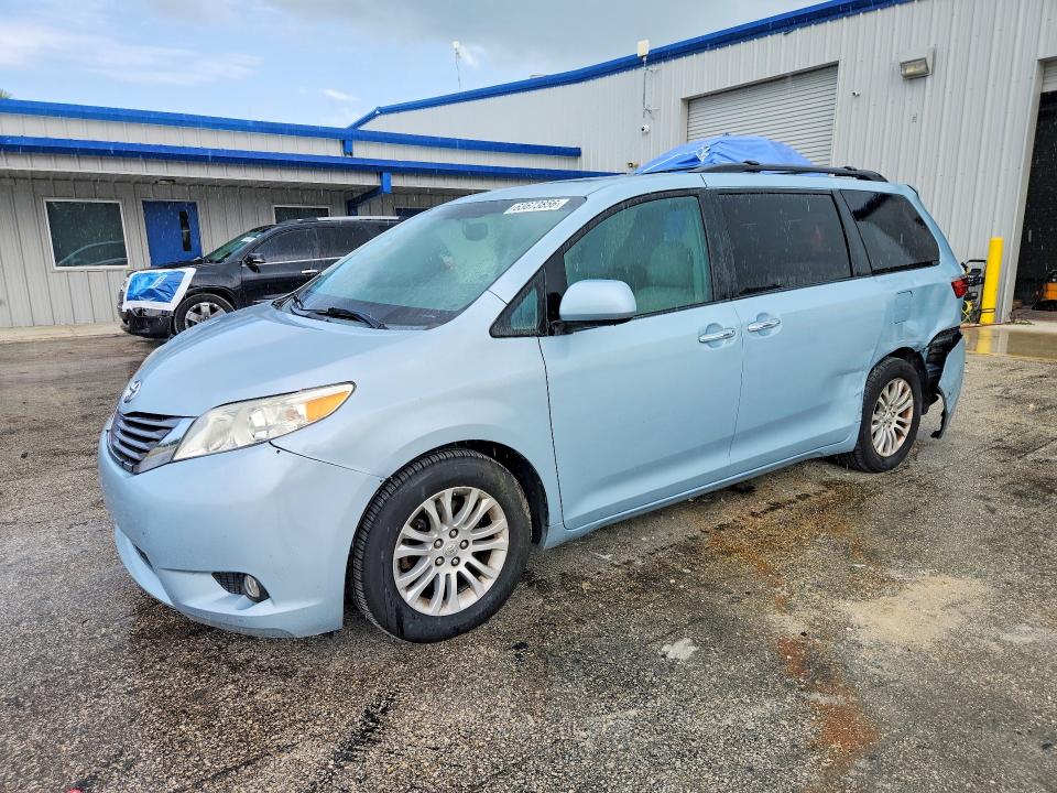 63673856 :رقم المزاد ، 5TDYK3DC0FS550906 vin ، 2015 Toyota Sienna مزاد بيع