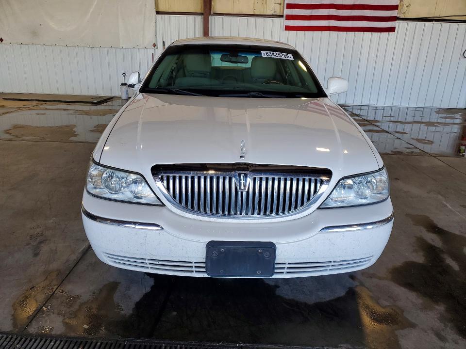 2011 Lincoln Town Car მანქანა იყიდება აუქციონზე, vin: 2LNBL8CVXBX761236, აუქციონის ნომერი: 63425236