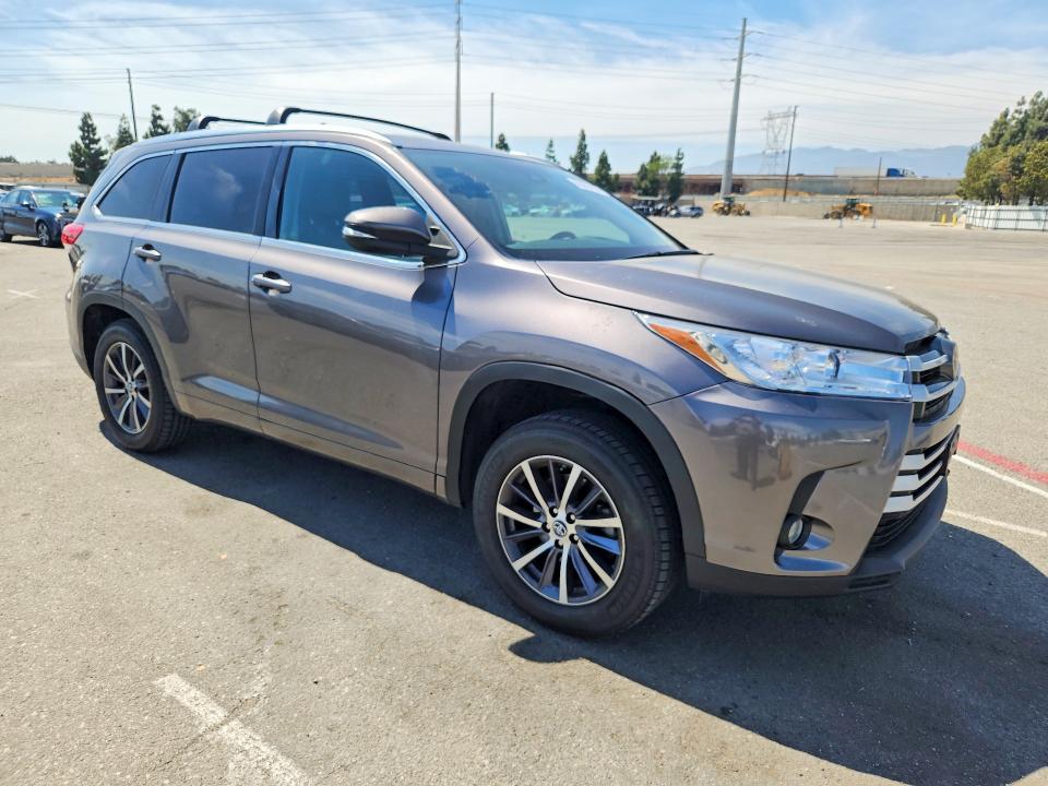 2018 Toyota Highlander მანქანა იყიდება აუქციონზე, vin: 5TDKZRFH6JS529757, აუქციონის ნომერი: 66060186