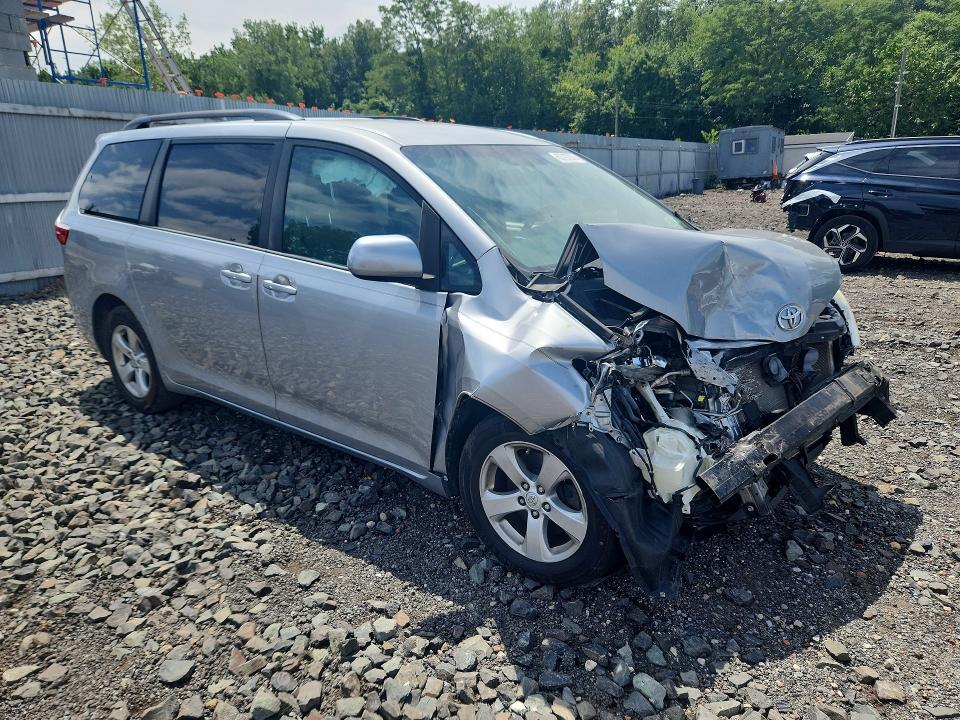 63797236 :رقم المزاد ، 5TDKK3DC3FS581251 vin ، 2015 Toyota Sienna مزاد بيع