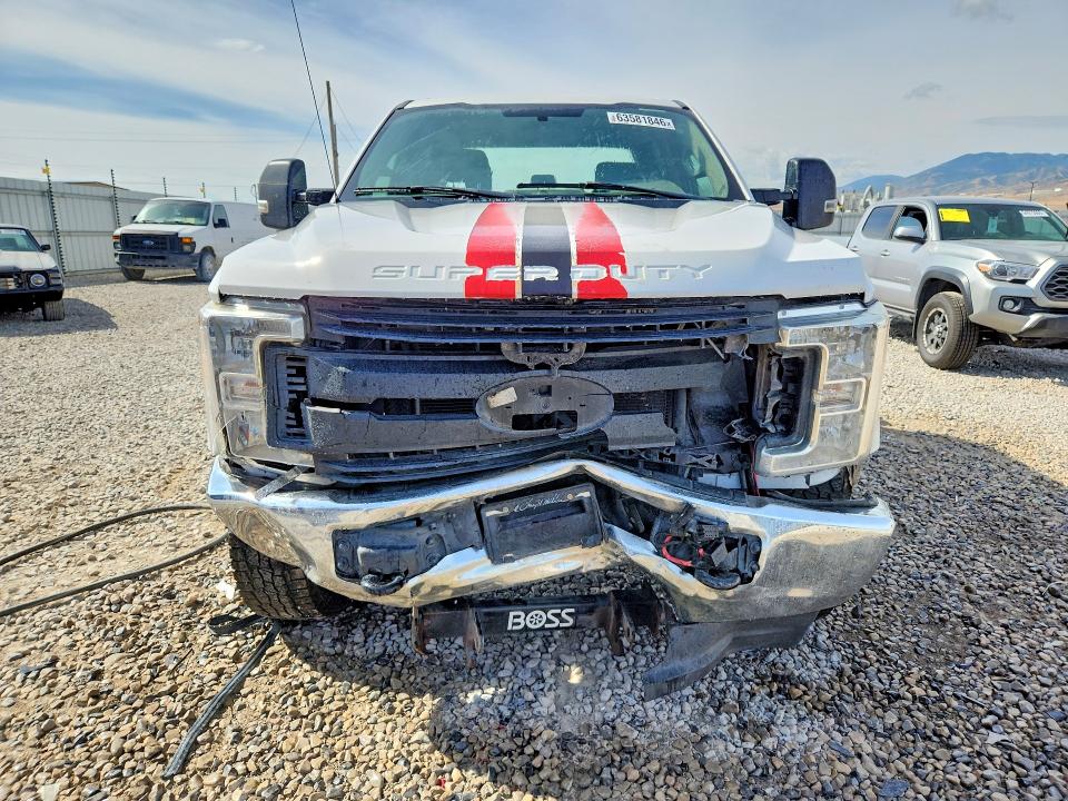 63581846 :رقم المزاد ، 1FT8W3B6XHEF24940 vin ، 2017 Ford F350 مزاد بيع