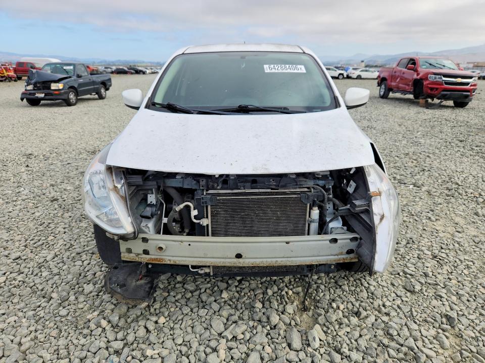 64288406 :رقم المزاد ، 3N1CN7AP0JL883754 vin ، 2018 Nissan Versa مزاد بيع