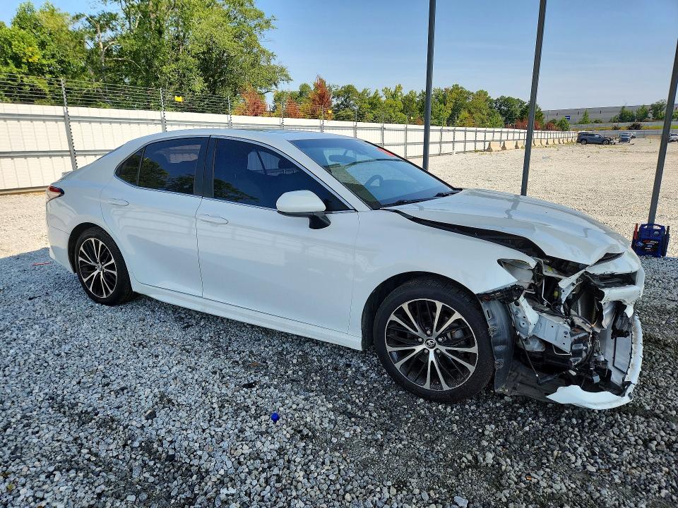 64429176 :رقم المزاد ، 4T1B11HK1JU035136 vin ، 2018 Toyota Camry مزاد بيع