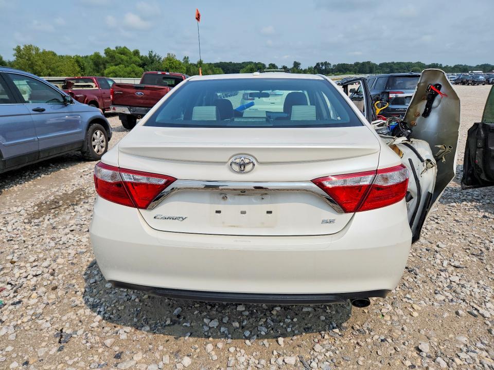 64460196 :رقم المزاد ، 4T1BF1FK2HU359971 vin ، 2017 Toyota Camry مزاد بيع