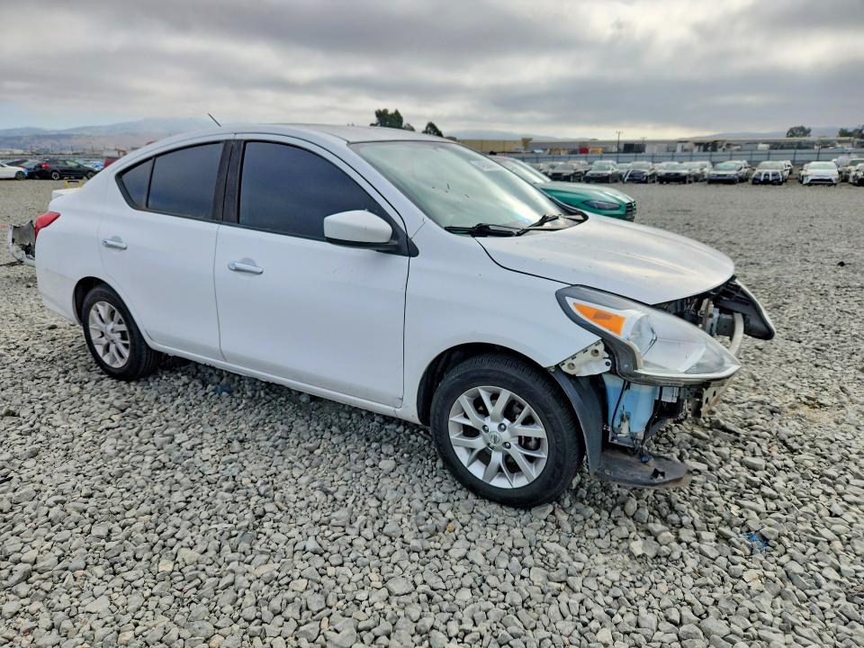 64288406 :رقم المزاد ، 3N1CN7AP0JL883754 vin ، 2018 Nissan Versa مزاد بيع