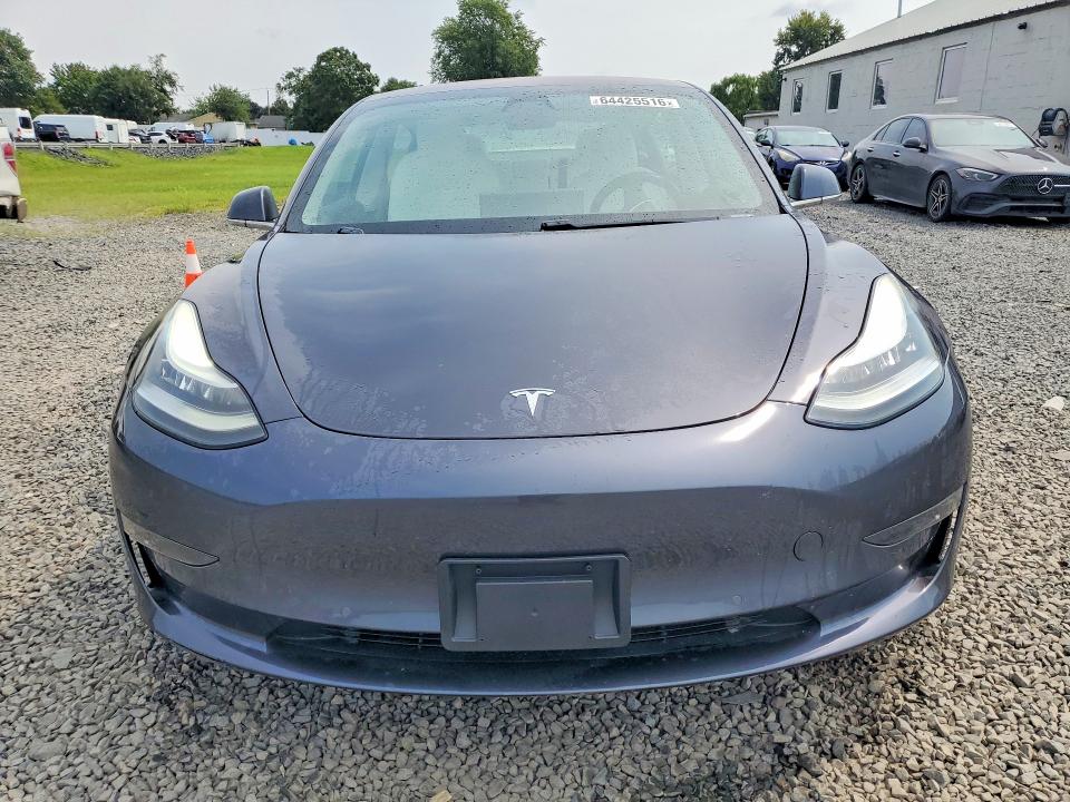 64425516 :رقم المزاد ، 5YJ3E1EAXJF155583 vin ، 2018 Tesla Model 3 مزاد بيع